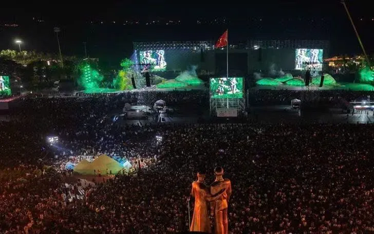 Hàng nghìn du khách trong và ngoài nước đổ về dự lễ khai mạc Năm du lịch Quốc gia tại Gia Lai.