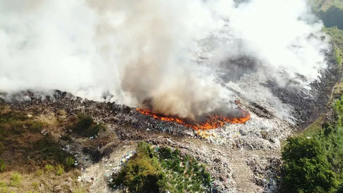L&acirc;m Đồng: Ch&aacute;y b&atilde;i r&aacute;c kh&oacute;i v&agrave; &ocirc; nhiễm bao tr&ugrave;m khu d&acirc;n cư - Ảnh 1.