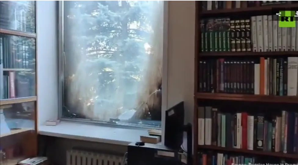 Trung t&acirc;m văn h&oacute;a Nga tại Praha (Czech) bị tấn c&ocirc;ng bằng bom xăng- Ảnh 1.