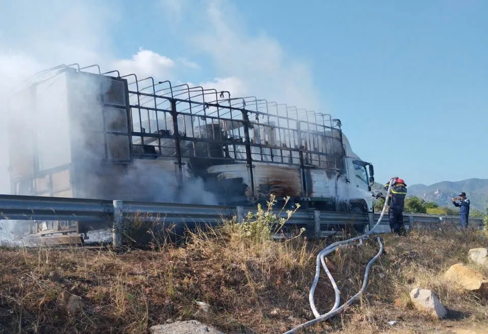 Xe tải bốc ch&aacute;y dữ dội tr&ecirc;n cao tốc, giao th&ocirc;ng &aacute;ch tắc hơn 1 km  - Ảnh 2.