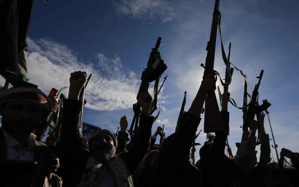 Lực lượng Houthi giơ cao vũ khí thể hiện sự đoàn kết với Iran và Lebanon, giữa lúc Mỹ và Israel đang tiến hành chiến tranh với Iran (Ảnh: AFP)