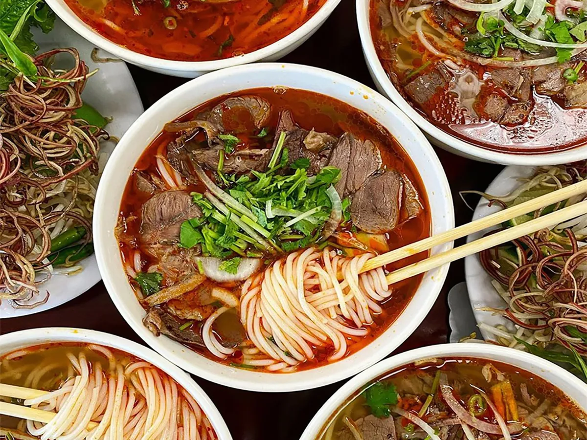 Một b&aacute;t b&uacute;n b&ograve; Huế chứa hơn 500 kcal, tương đương gần 3 b&aacute;t cơm- Ảnh 1.