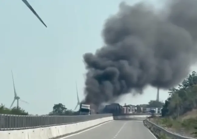 Xe tải bốc ch&aacute;y dữ dội tr&ecirc;n cao tốc, giao th&ocirc;ng &aacute;ch tắc hơn 1 km  - Ảnh 1.