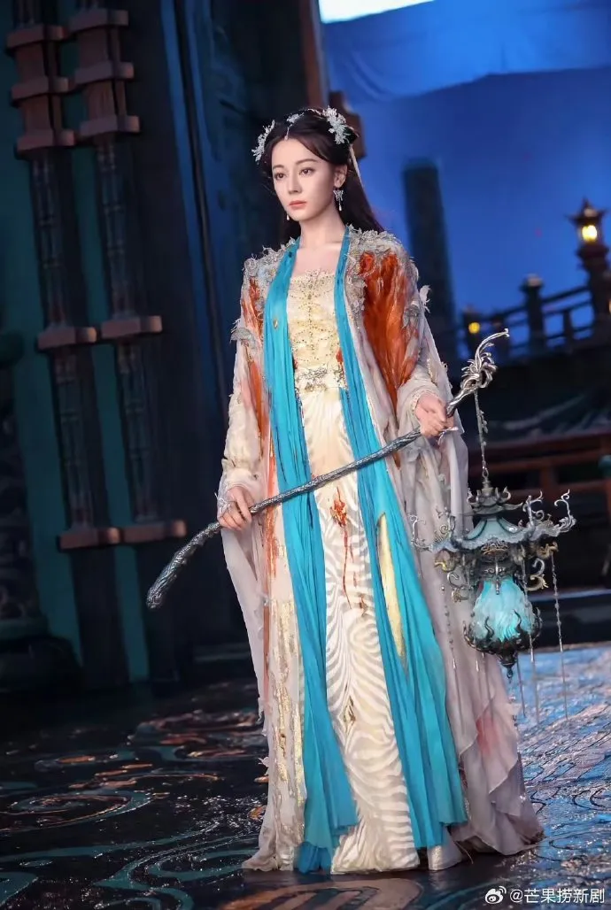 Địch Lệ Nhiệt Ba đặt cược vào ‘Bạch nhật đề đăng’ - Ảnh 2.