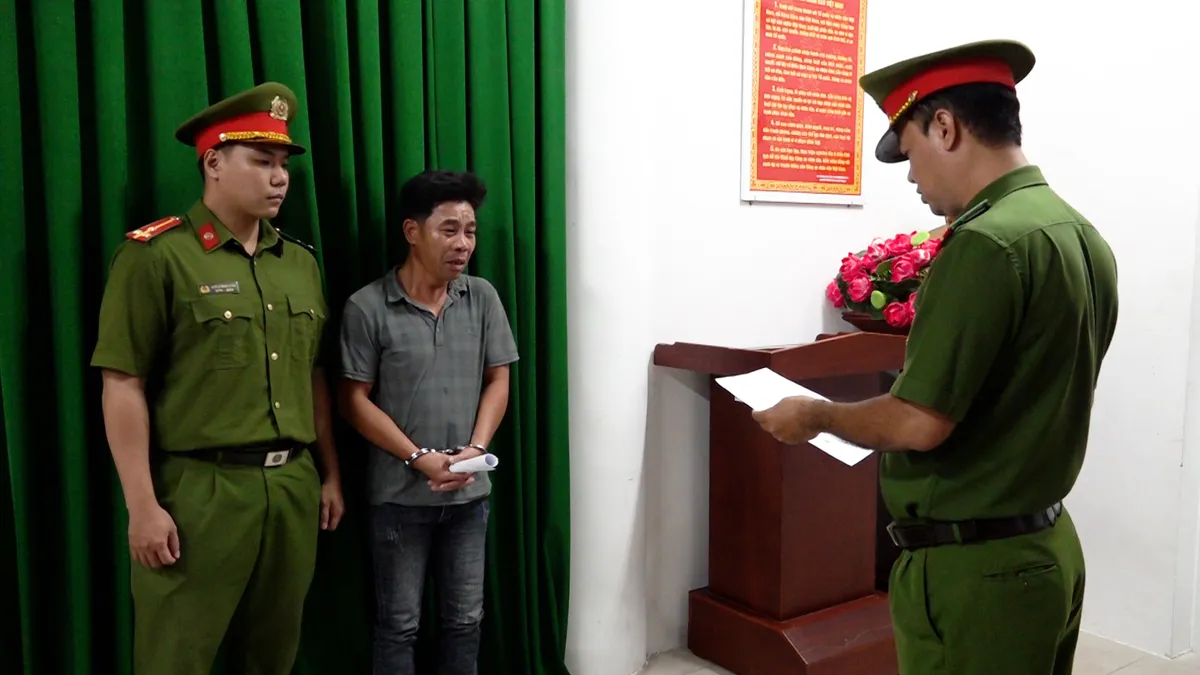 Khánh Hòa: Khởi tố 2 đối tượng chống người thi hành công vụ khiến thiếu tá công an xã hi sinh - Ảnh 1.