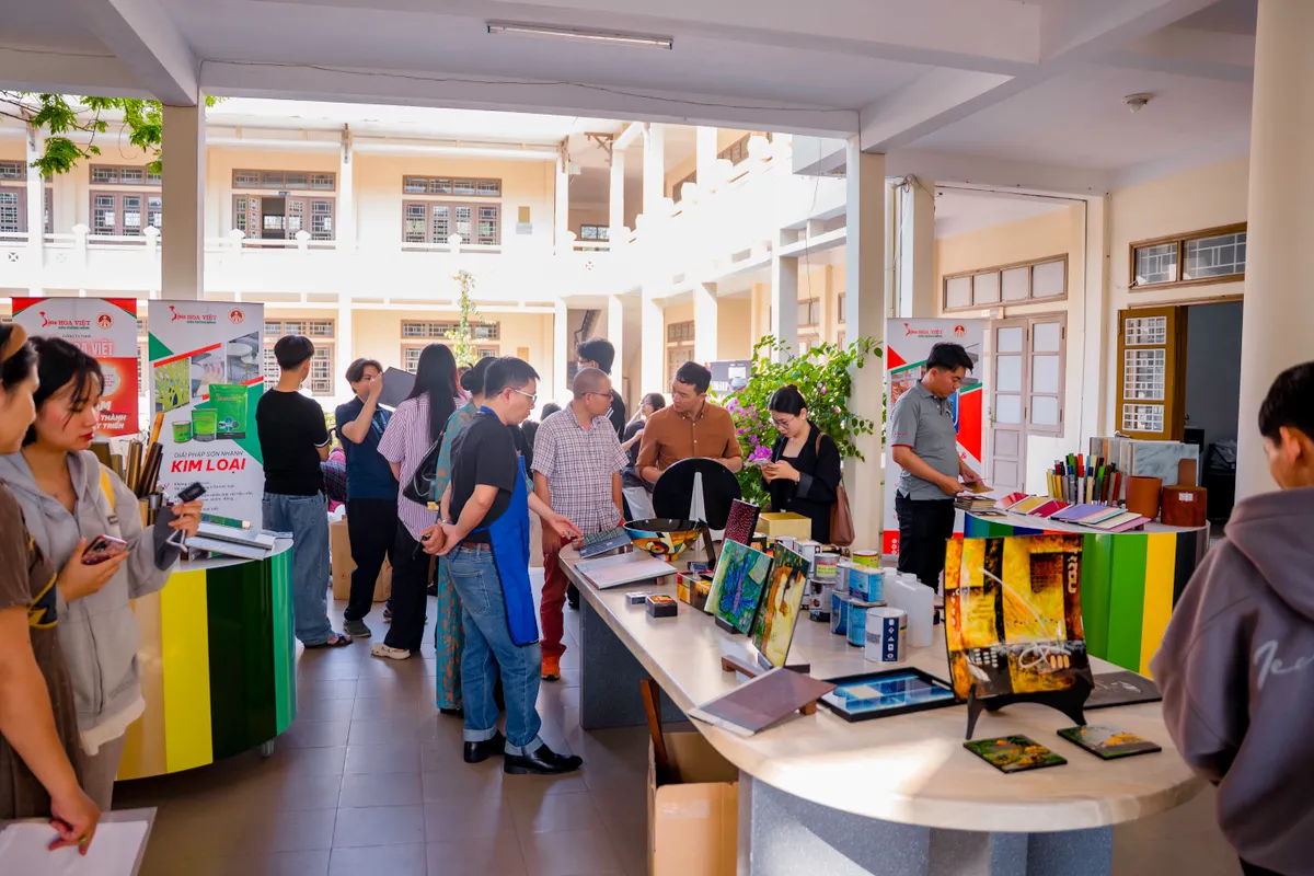 Sơn mài hội họa Việt Nam (1930 - 2030): Hành trình đánh thức giá trị di sản- Ảnh 1. Sơn mài hội họa Việt Nam (1930 - 2030): Hành trình đánh thức giá trị di sản- Ảnh 1.