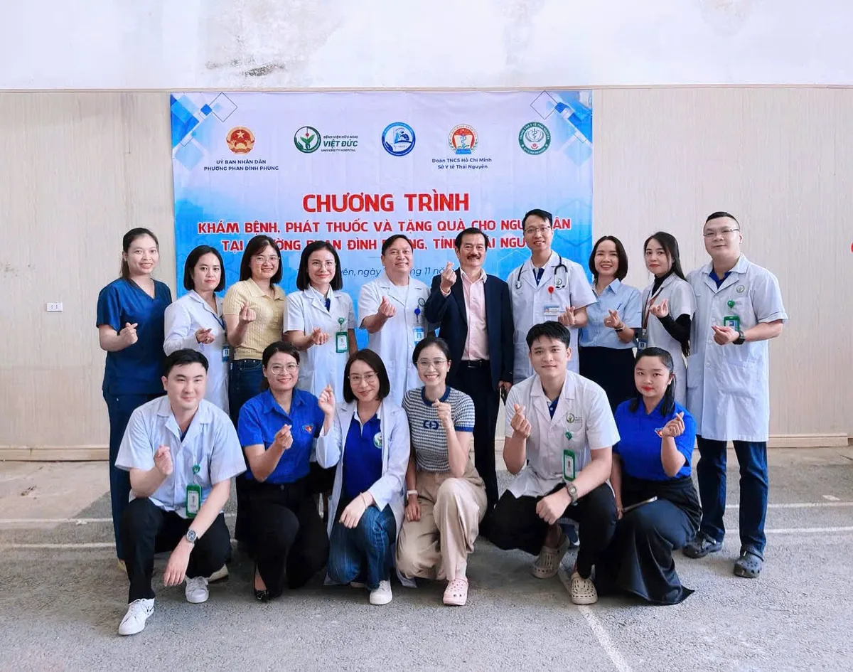 Bệnh viện Việt Đức kh&aacute;m, tư vấn miễn ph&iacute; tầm so&aacute;t g&ugrave; vẹo cột sống cho trẻ em ng&agrave;y 4/4- Ảnh 1.