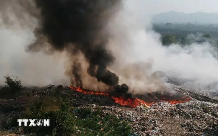 Đám cháy tại bãi rác dốc Đá Mài (xã Cát Tiên, Lâm Đồng) xuất hiện từ trưa 27/3 và hiện đang được các lực lượng chức năng nỗ lực khống chế, dập tắt. (Ảnh: TTXVN phát)