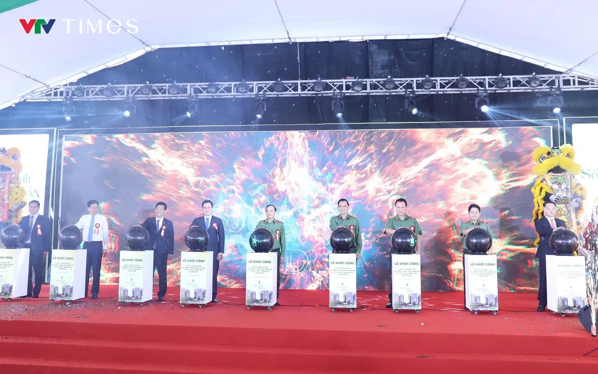 Các đại biểu bấm nút khởi công dự án. Ảnh: QH