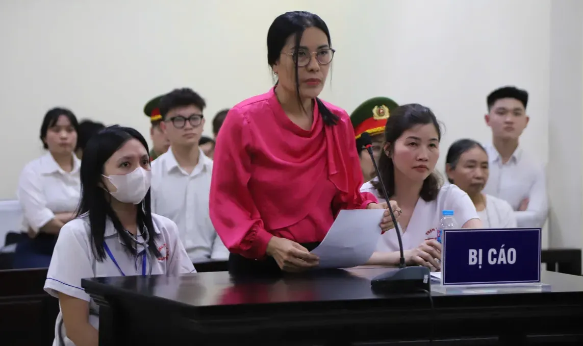 Cựu hiệu trưởng THCS Ba Đ&igrave;nh bị tuy&ecirc;n 36 th&aacute;ng t&ugrave; v&igrave; thu tiền dạy th&ecirc;m vượt quy định- Ảnh 1.