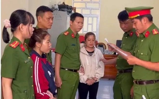 Điều tra viên Cơ quan CSĐT Công an tỉnh thi hành Lệnh bắt bị can để tạm giam đối với Nguyễn Thị Nhung và Trương Thị Rồi để điều tra về hành vi gây rối trật tự công cộng