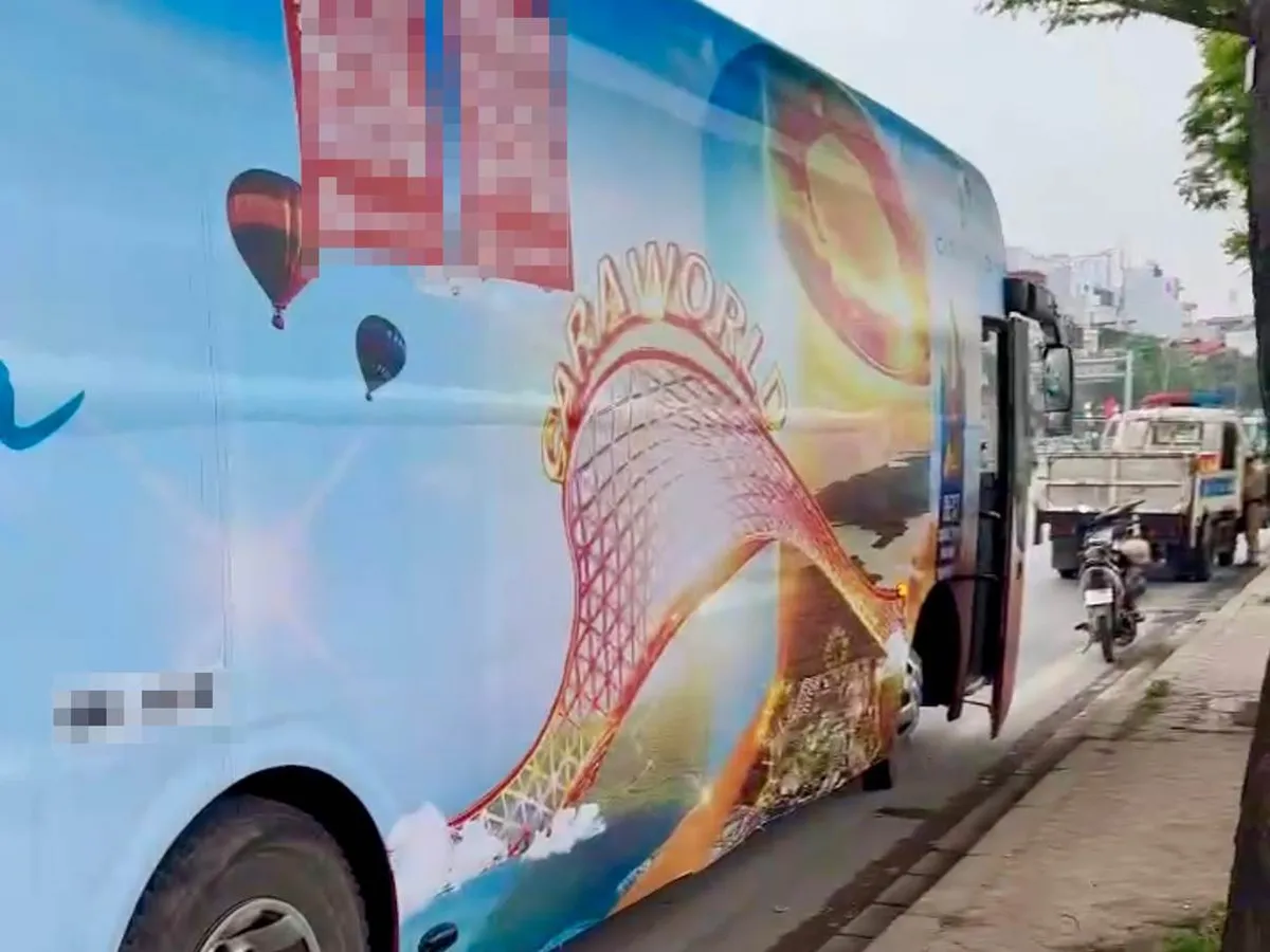 H&agrave; Nội: Xử phạt người điều khiển xe kh&aacute;ch d&aacute;n quảng c&aacute;o k&iacute;n xe lưu th&ocirc;ng tr&ecirc;n đường - Ảnh 1.