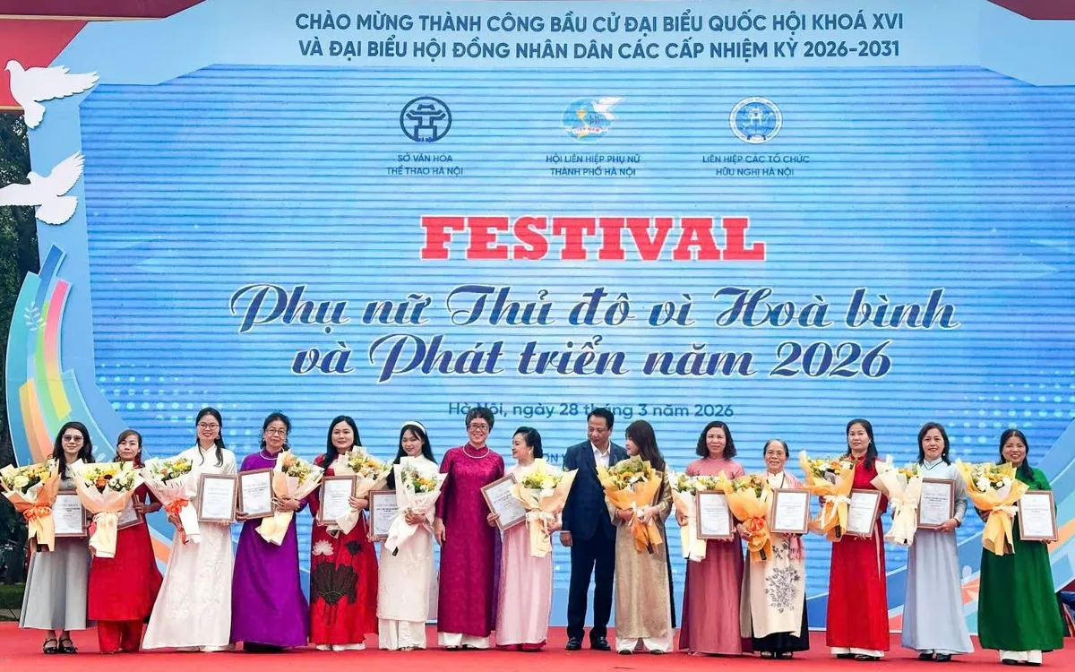 BTC trao hoa và bằng khen cho đại diện các đơn vị tham gia chương trình