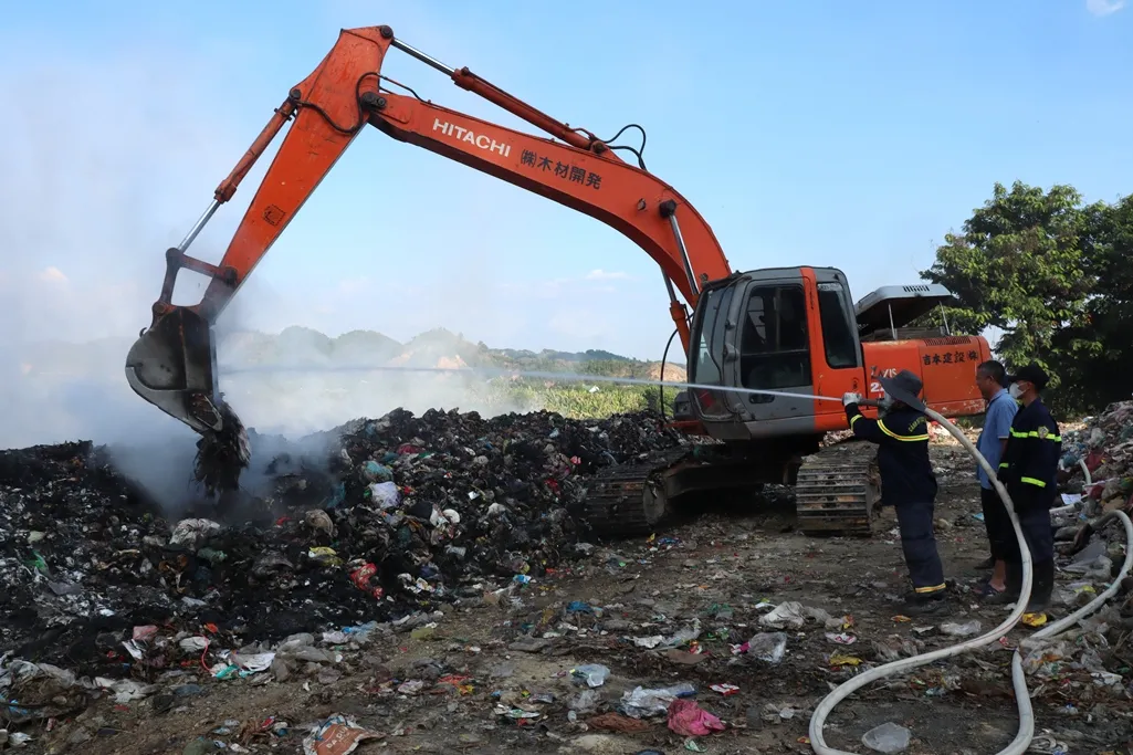 L&acirc;m Đồng: Vụ ch&aacute;y b&atilde;i r&aacute;c dốc Đ&aacute; M&agrave;i cơ bản được khống chế - Ảnh 1.