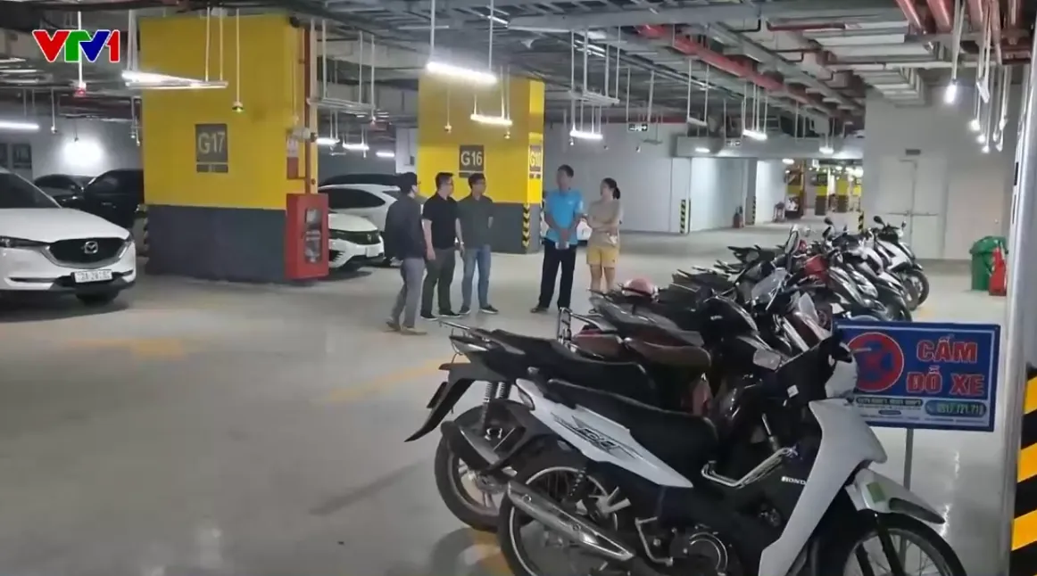 Bất tiện khi kh&ocirc;ng được gửi xe điện trong chung cư - Ảnh 1.