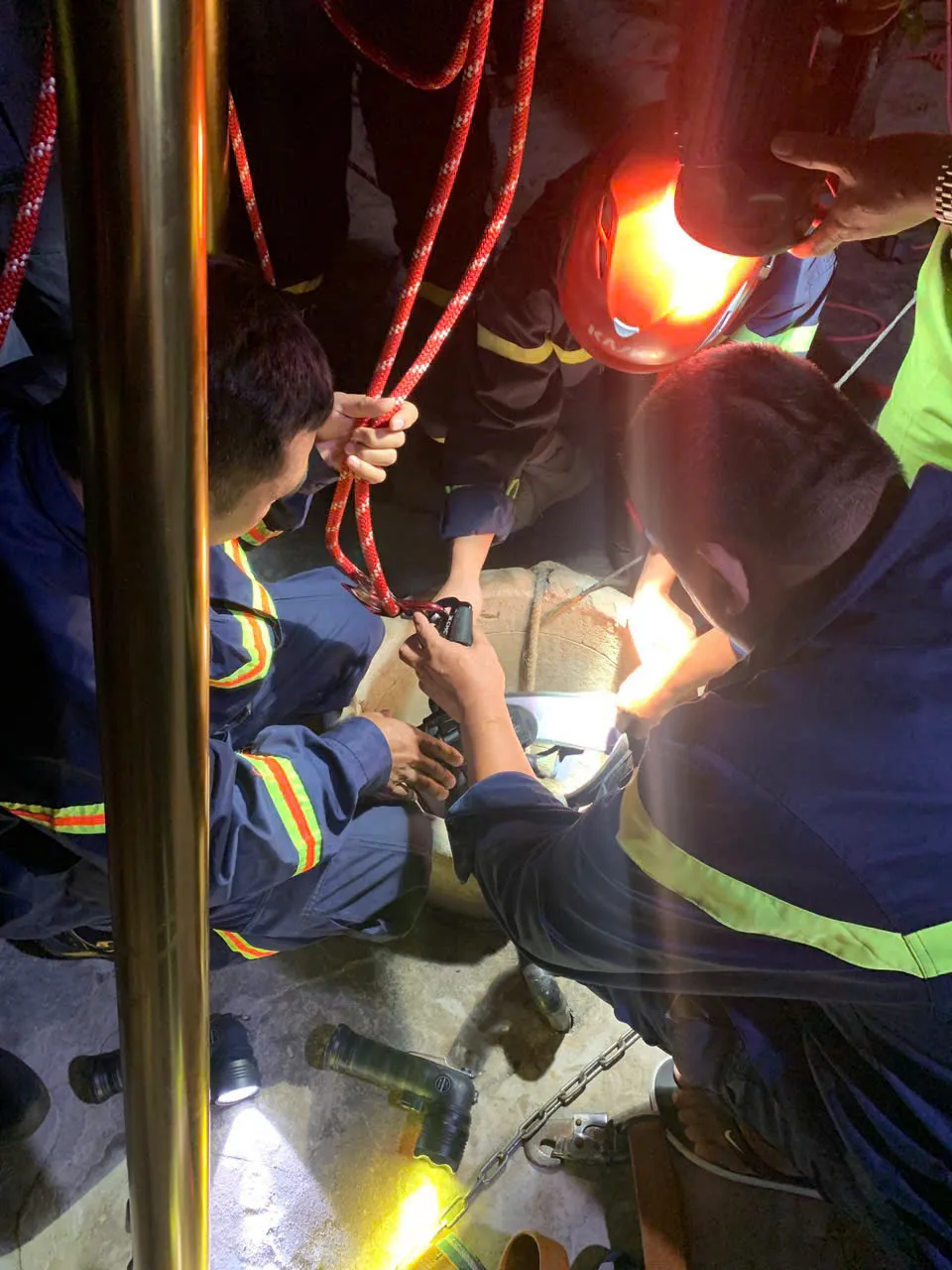 Giải cứu thiếu nữ rơi xuống giếng sâu lúc rạng sáng ở Gia Lai - Ảnh 2.