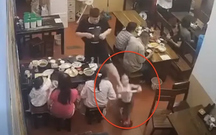 C&ocirc;ng an x&aacute;c minh vụ nam thanh ni&ecirc;n nghi đạp ng&atilde; b&eacute; g&aacute;i tại Times City- Ảnh 1.