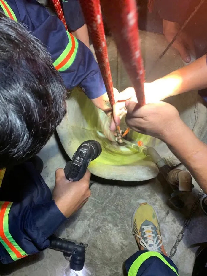Giải cứu thiếu nữ rơi xuống giếng sâu lúc rạng sáng ở Gia Lai - Ảnh 1.