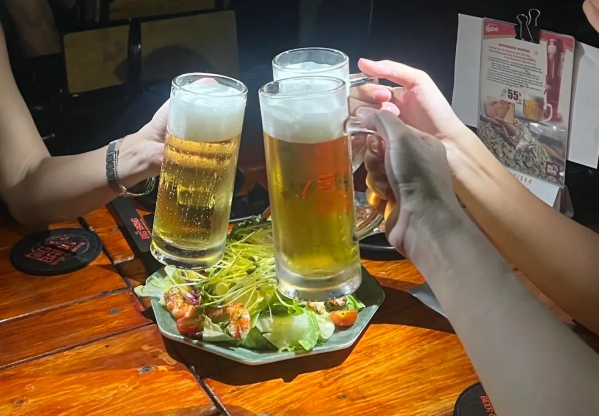 Ăn nhiều đường, muối, rượu bia: Nguy cơ khiến t&oacute;c bạc sớm- Ảnh 1.