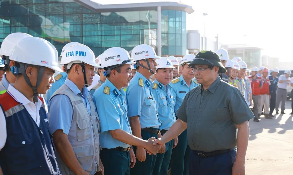Thủ tướng: Khai thác thương mại sân bay Long Thành vào cuối năm 2026 - Ảnh 1.