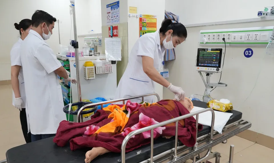 Xe kh&aacute;ch lao xuống vực ở Tam Đảo: 1 bệnh nh&acirc;n ti&ecirc;n lượng nặng - Ảnh 2.