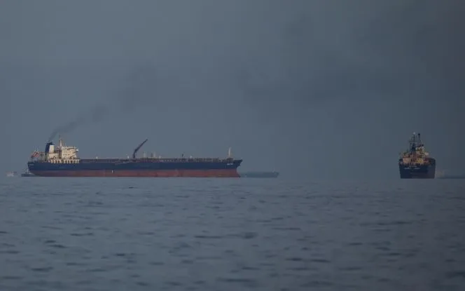 Tàu chở dầu và tàu hàng ở eo biển Hormuz hôm 11/3. Ảnh: AP