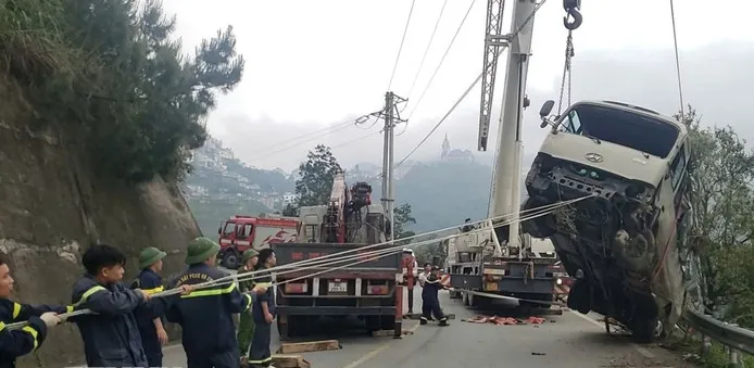 Xe kh&aacute;ch lao xuống vực ở Tam Đảo: 1 bệnh nh&acirc;n ti&ecirc;n lượng nặng - Ảnh 4.