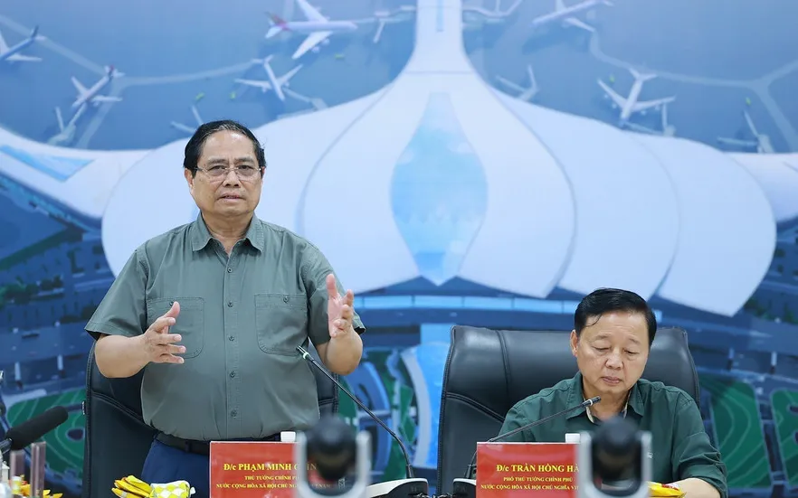 Thủ tướng Phạm Minh Chính làm việc với các đơn vị thi công dự án Cảng hàng không quốc tế Long Thành (Đồng Nai). (Ảnh: TTXVN)