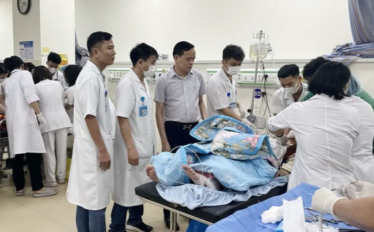 Xe kh&aacute;ch lao xuống vực ở Tam Đảo: 1 bệnh nh&acirc;n ti&ecirc;n lượng nặng - Ảnh 1.