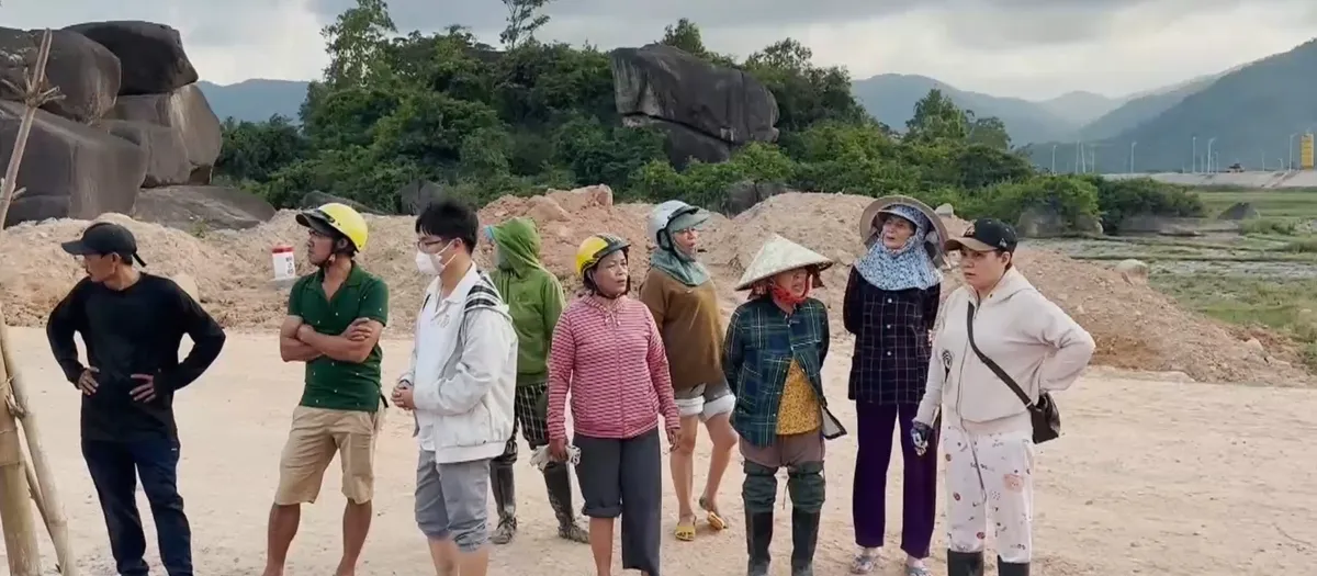 N&ocirc;ng d&acirc;n bỏ ruộng v&igrave; dầu nhớt xuất hiện bất thường- Ảnh 5.