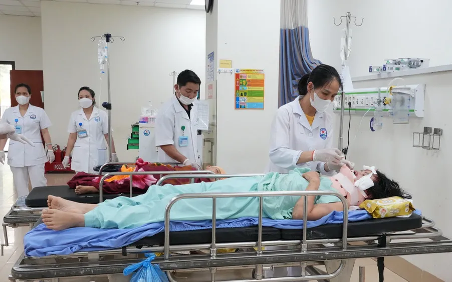 Bệnh viện đa khoa Vĩnh Phúc đang tiếp nhận, cứu chữa 4 nạn nhân trong vụ tai nạn xe khách lao xuống vực ở Tam Đảo. (Ảnh: TTXVN)
