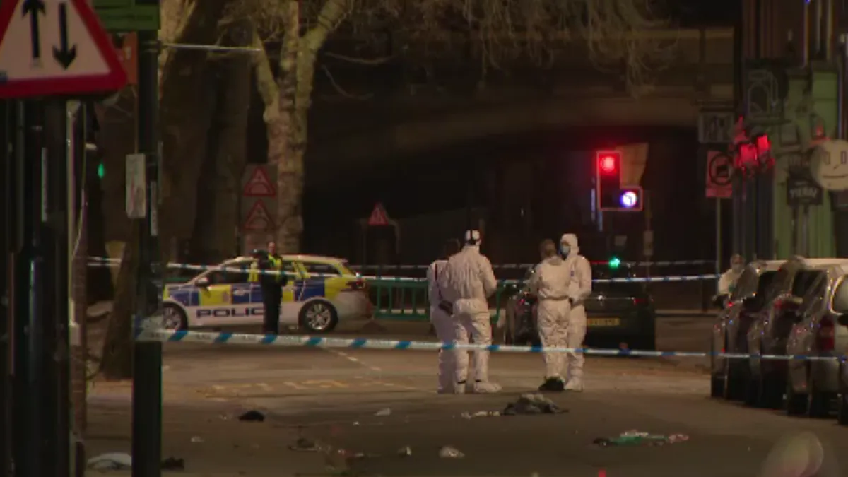 Xe ô tô lao vào người đi bộ ngay giữa trung tâm thành phố tại Anh- Ảnh 1. Xe ô tô lao vào người đi bộ ngay giữa trung tâm thành phố tại Anh- Ảnh 1.