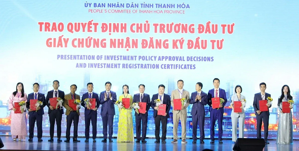 Thanh H&oacute;a trao quyết định chủ trương đầu tư, giấy chứng nhận đăng k&yacute; đầu tư v&agrave; k&yacute; bi&ecirc;n bản ghi nhớ đầu tư 42 dự &aacute;n - Ảnh 2.