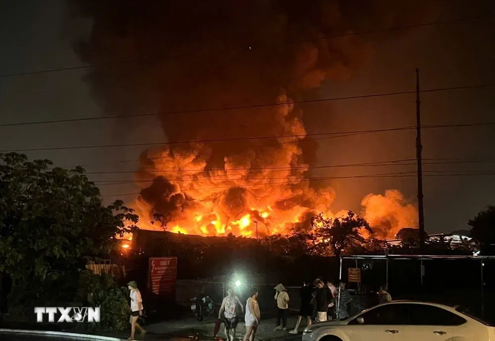 Ch&aacute;y lớn xưởng gỗ trong đ&ecirc;m tại phường Thanh Liệt, H&agrave; Nội- Ảnh 3.