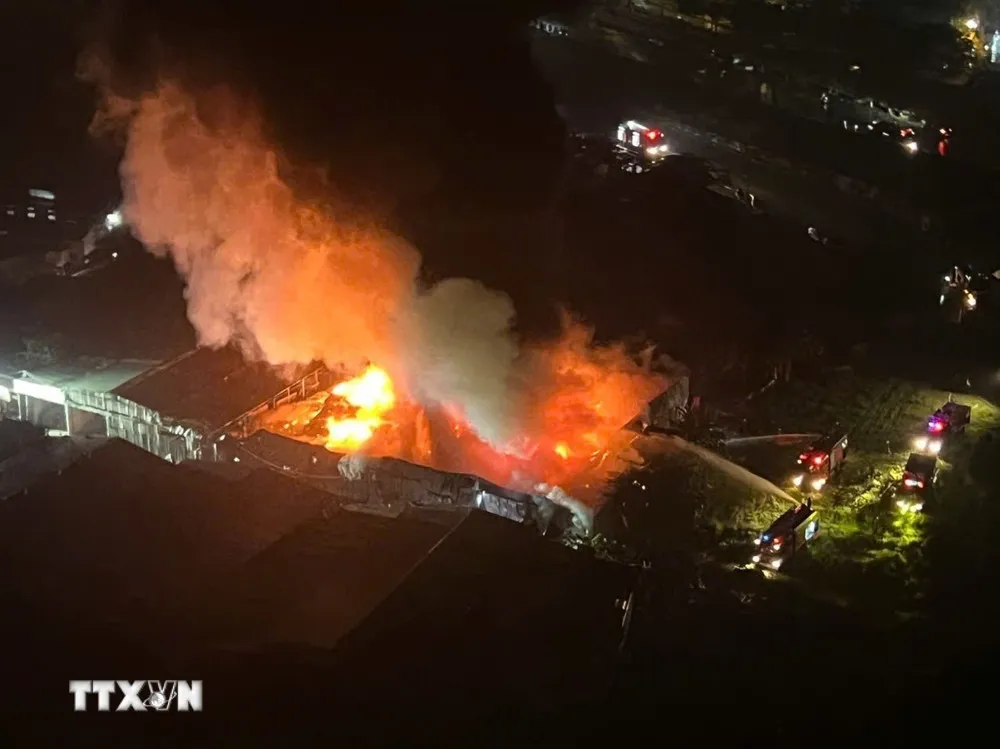 Ch&aacute;y lớn xưởng gỗ trong đ&ecirc;m tại phường Thanh Liệt, H&agrave; Nội- Ảnh 1.