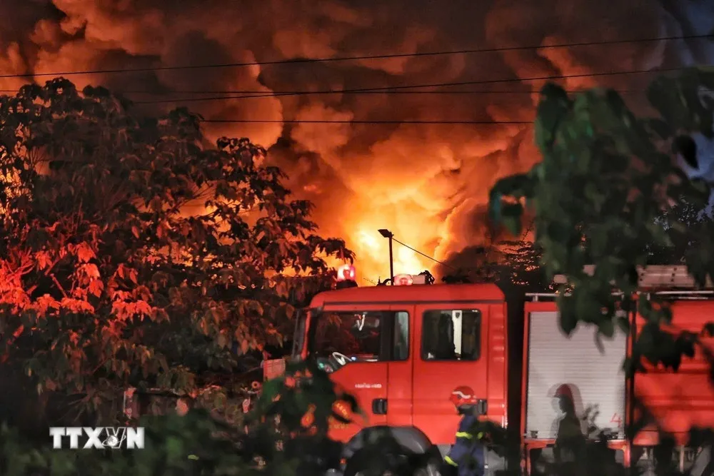 Ch&aacute;y lớn xưởng gỗ trong đ&ecirc;m tại phường Thanh Liệt, H&agrave; Nội- Ảnh 2.
