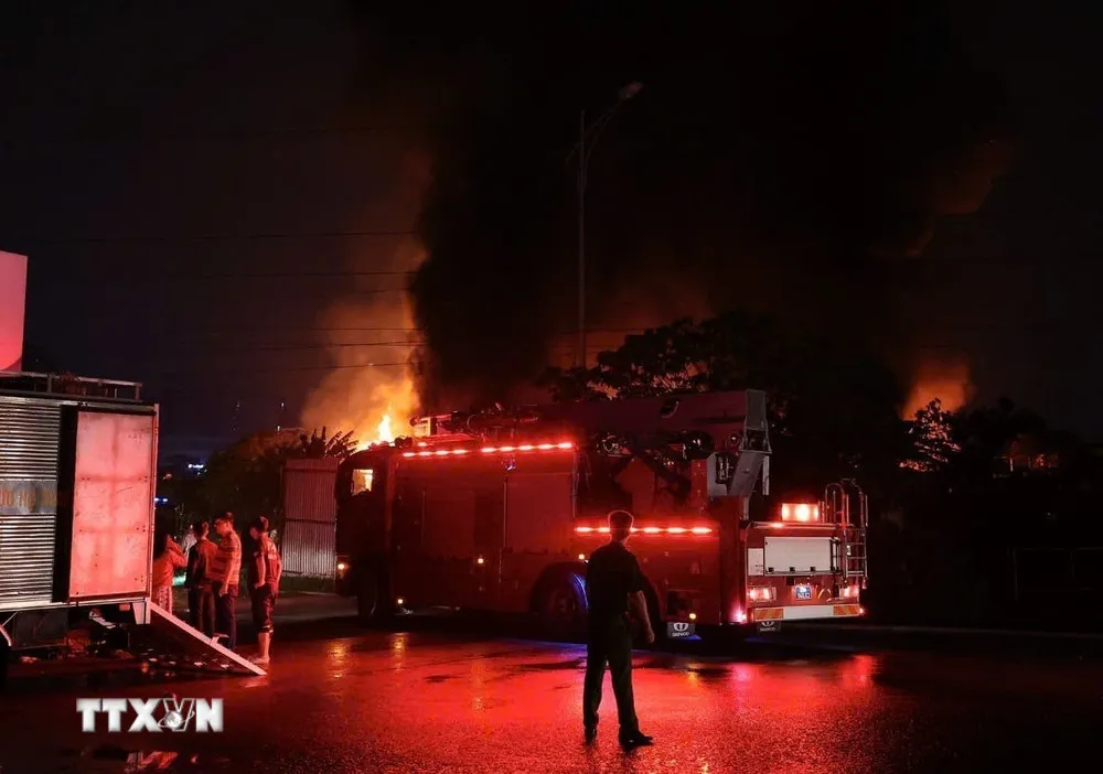 Ch&aacute;y lớn xưởng gỗ trong đ&ecirc;m tại phường Thanh Liệt, H&agrave; Nội- Ảnh 4.