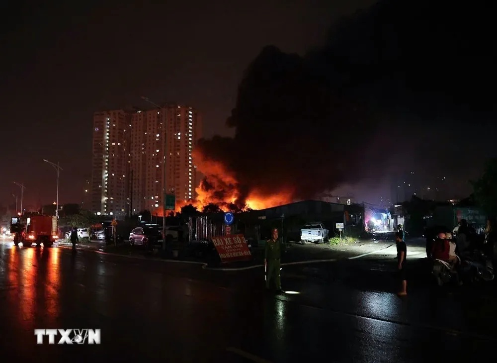 Ch&aacute;y lớn xưởng gỗ trong đ&ecirc;m tại phường Thanh Liệt, H&agrave; Nội- Ảnh 5.