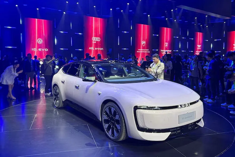 Gi&aacute; xăng leo thang, người ti&ecirc;u d&ugrave;ng tăng tốc chuyển sang xe điện- Ảnh 1.