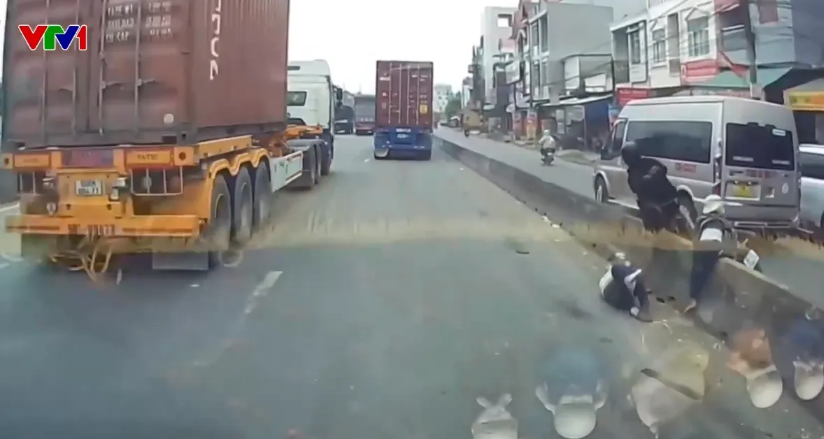 Xe 16 chỗ chuyển hướng kh&ocirc;ng bật t&iacute;n hiệu l&agrave;m người phụ nữ đi xe m&aacute;y ng&atilde; nh&agrave;o - Ảnh 1.