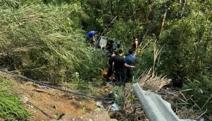 Xe kh&aacute;ch 29 chỗ lao xuống vực ở Tam Đảo (Ph&uacute; Thọ), nhiều người bị thương - Ảnh 2.