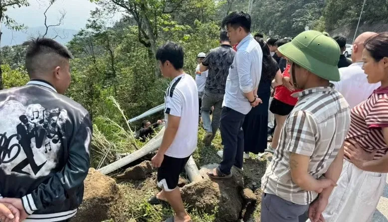 Xe kh&aacute;ch 29 chỗ lao xuống vực ở Tam Đảo (Ph&uacute; Thọ), nhiều người bị thương - Ảnh 3.