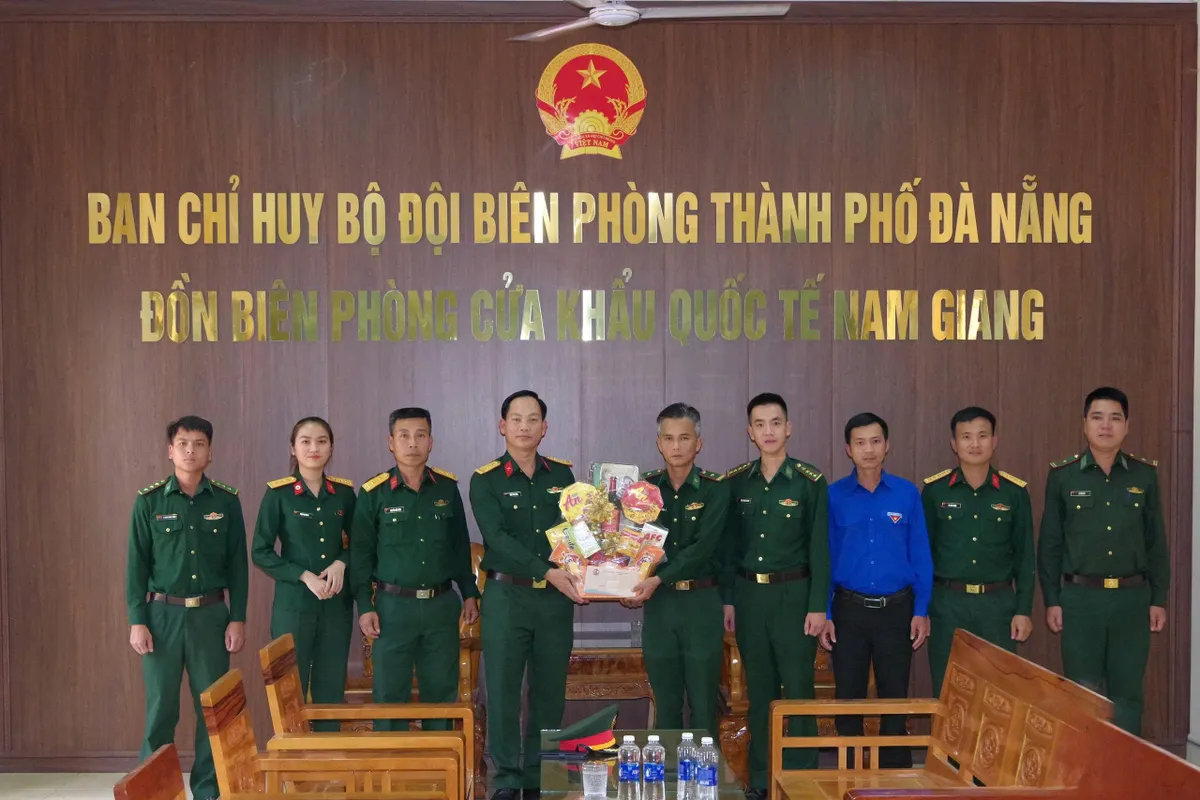 &ldquo;Th&aacute;ng Ba bi&ecirc;n giới&rdquo; gắn kết nghĩa t&igrave;nh nơi v&ugrave;ng bi&ecirc;n - Ảnh 1.