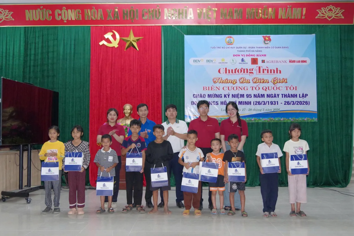 &ldquo;Th&aacute;ng Ba bi&ecirc;n giới&rdquo; gắn kết nghĩa t&igrave;nh nơi v&ugrave;ng bi&ecirc;n - Ảnh 4.