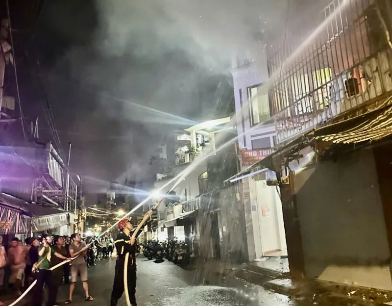 Ch&aacute;y nh&agrave; nghỉ ở TP Hồ Ch&iacute; Minh,  6 người may mắn tho&aacute;t nạn - Ảnh 5.