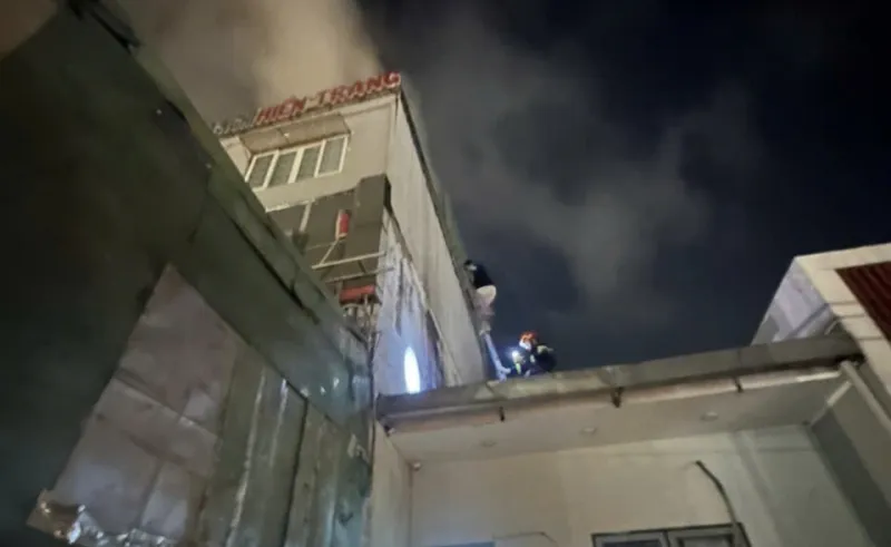 Ch&aacute;y nh&agrave; nghỉ ở TP Hồ Ch&iacute; Minh,  6 người may mắn tho&aacute;t nạn - Ảnh 3.