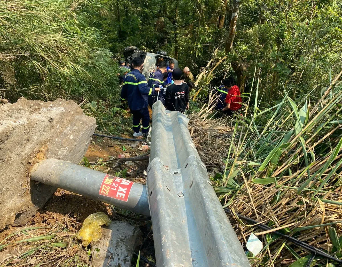 Xe kh&aacute;ch lao xuống vực ở Tam Đảo: 1 bệnh nh&acirc;n ti&ecirc;n lượng nặng - Ảnh 3.