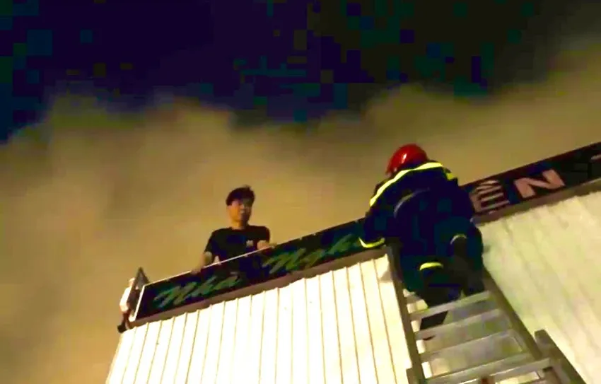 Ch&aacute;y nh&agrave; nghỉ ở TP Hồ Ch&iacute; Minh,  6 người may mắn tho&aacute;t nạn - Ảnh 4.