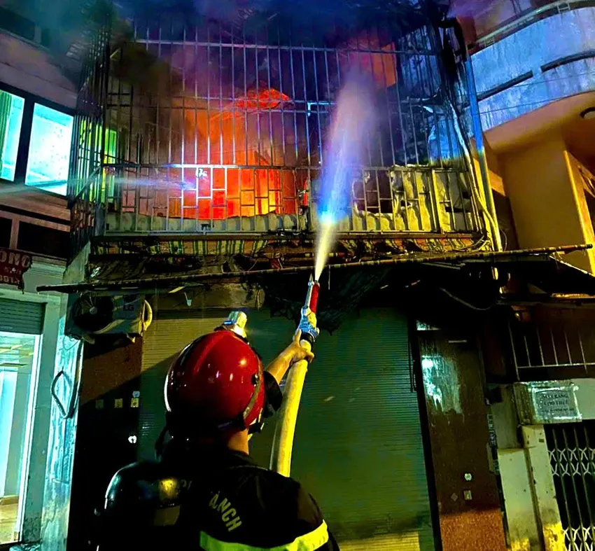 Ch&aacute;y nh&agrave; nghỉ ở TP Hồ Ch&iacute; Minh,  6 người may mắn tho&aacute;t nạn - Ảnh 1.