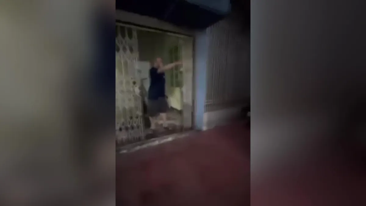 Tạm giữ người đ&agrave;n &ocirc;ng h&agrave;nh hung 3 mẹ con tr&ecirc;n phố L&ograve; Đ&uacute;c- Ảnh 1.